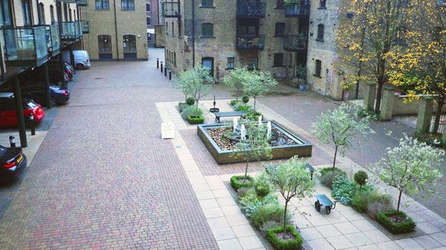 Double room in a spacious Tower Bridge apartment Main Photo