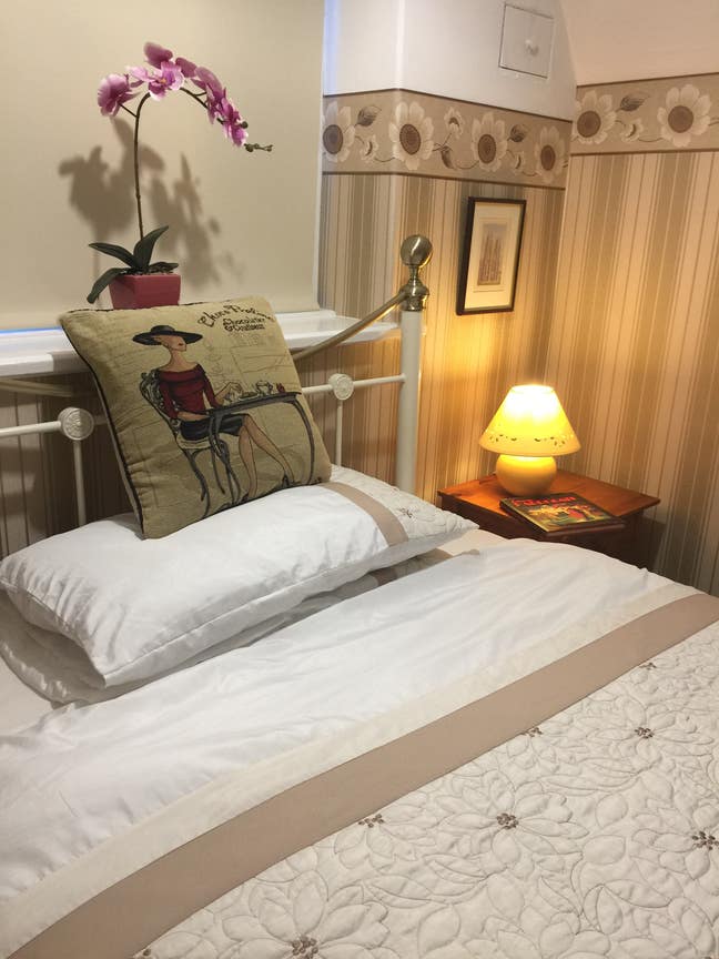 Centre location/bills are included/free parking Main Photo