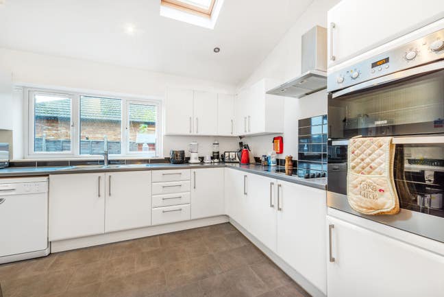 Large double en-suite near Hospital & HTRW  Main Photo