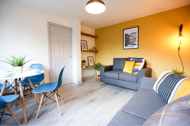 Good sized Attic dble rm avail. DEC close to City Main Photo