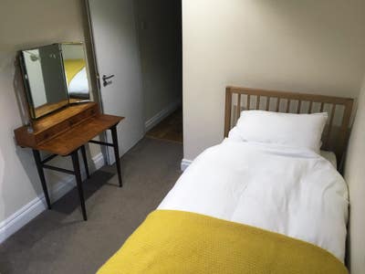 Lovely Single room in cosy house 30secs from tube Main Photo