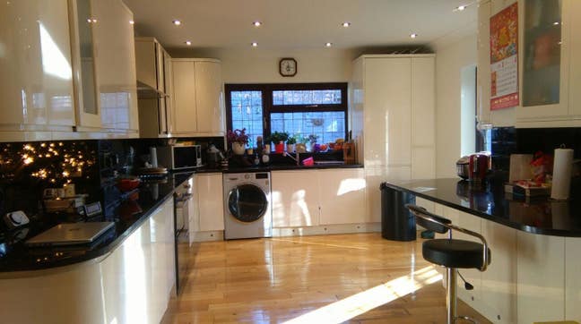 Large Bright Sunny Double room in a quiet house Main Photo