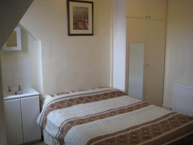 Double  room  suitable  for  single  professionals  preferred Main Photo