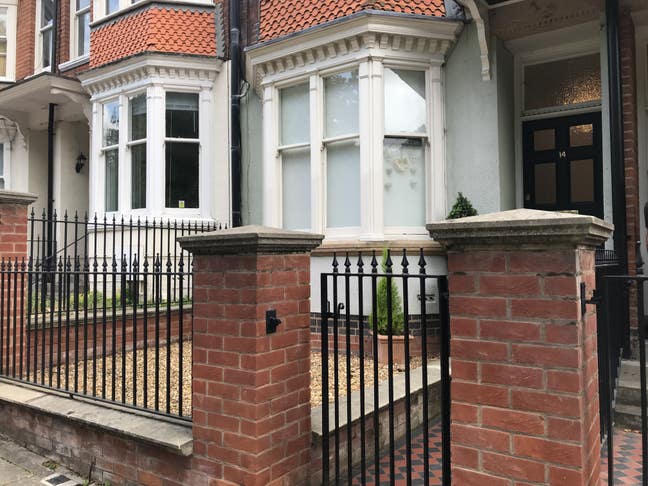Double room in a shared house Main Photo