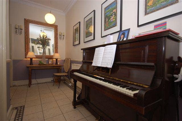 Single room to let in Morningside Main Photo