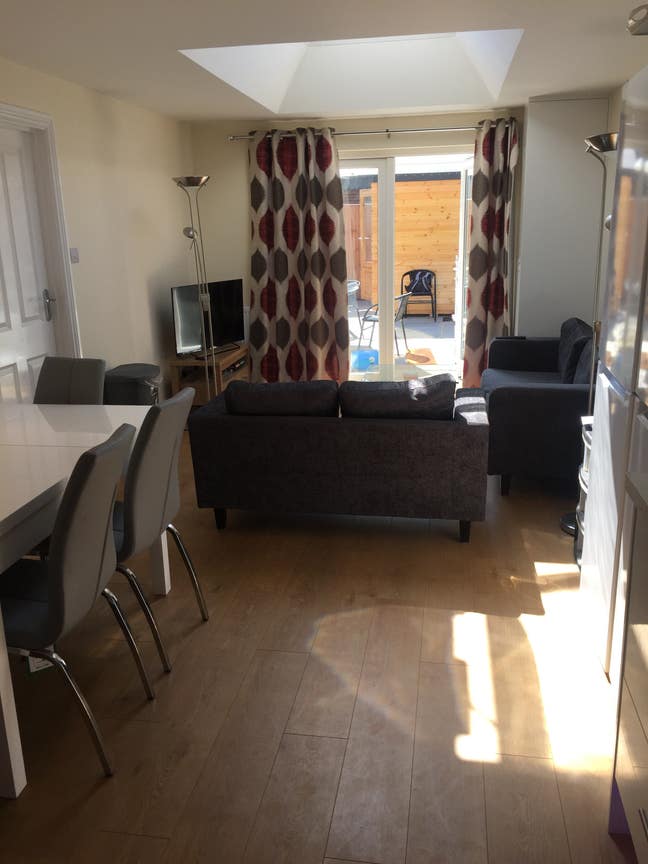 Smart ensuite in stunning house W12 Main Photo