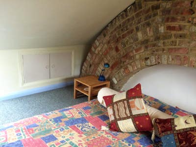 Loft room in terraced house. Easy walk to center. Main Photo