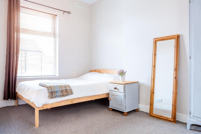 Lovely Refurbished Room in Friendly Mixed House Main Photo