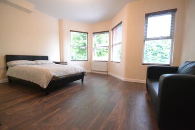 En suite Large Double Room 5 Min Walk To Station Main Photo