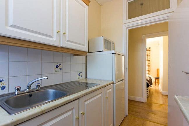 Large Bedsit in Queens Park - All Bills Included Main Photo