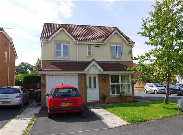 4 Bedroom Detached House Available in Worsley Main Photo