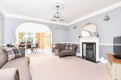 Refurbished stylish Double Bedroom  Main Photo
