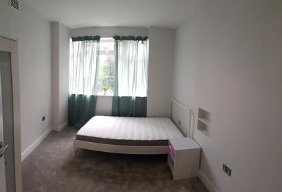 Double room in modern flat Main Photo