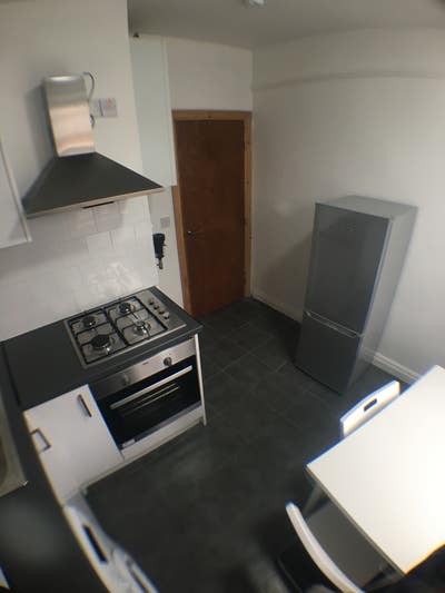 Spacious Apartment close to shops & transport Main Photo