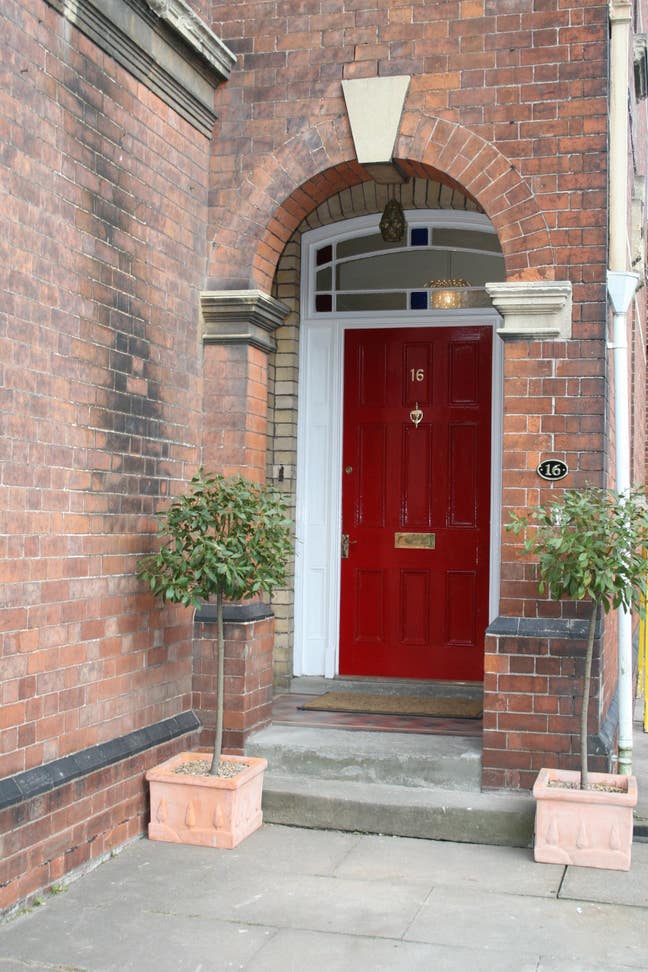 Rooms to rent in large Town House Main Photo