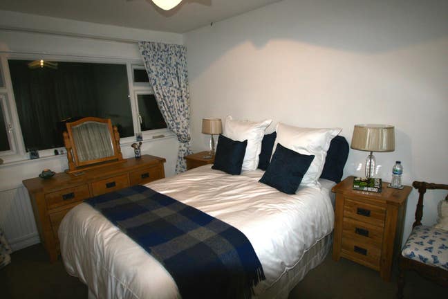 Comfortable double room in family home Main Photo