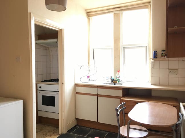 Studio flat to let in London, N4 Main Photo