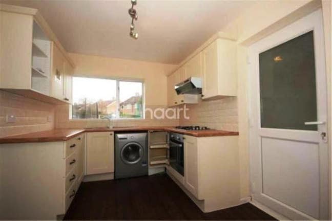 1 double and 1 single room to let in share  house Main Photo