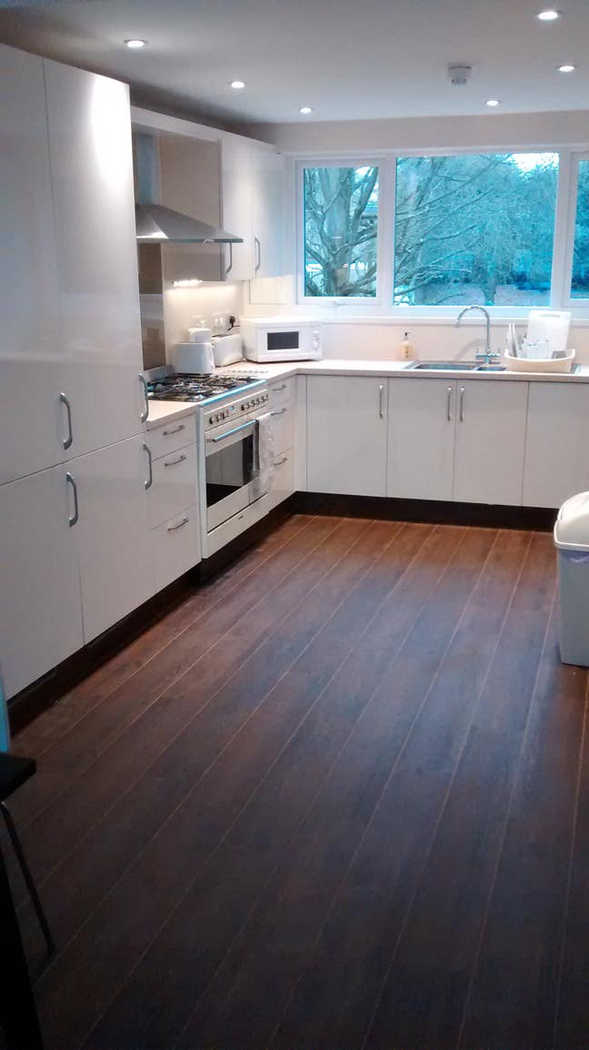 Beautiful Ensuite Room in Luxury House Main Photo