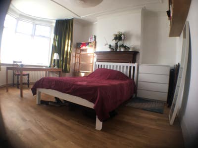 Zone2 large double bed in Architect designed home Main Photo