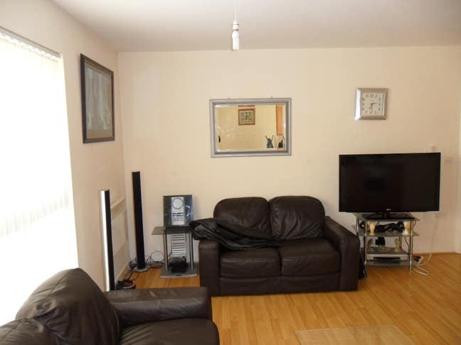 Large Spaces Double Bedroom in secure Large House Main Photo