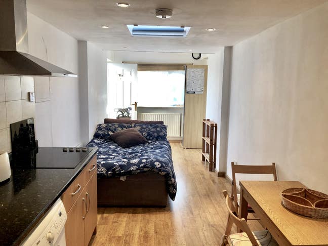 Studio Flat Bright, Newly Decorated Main Photo