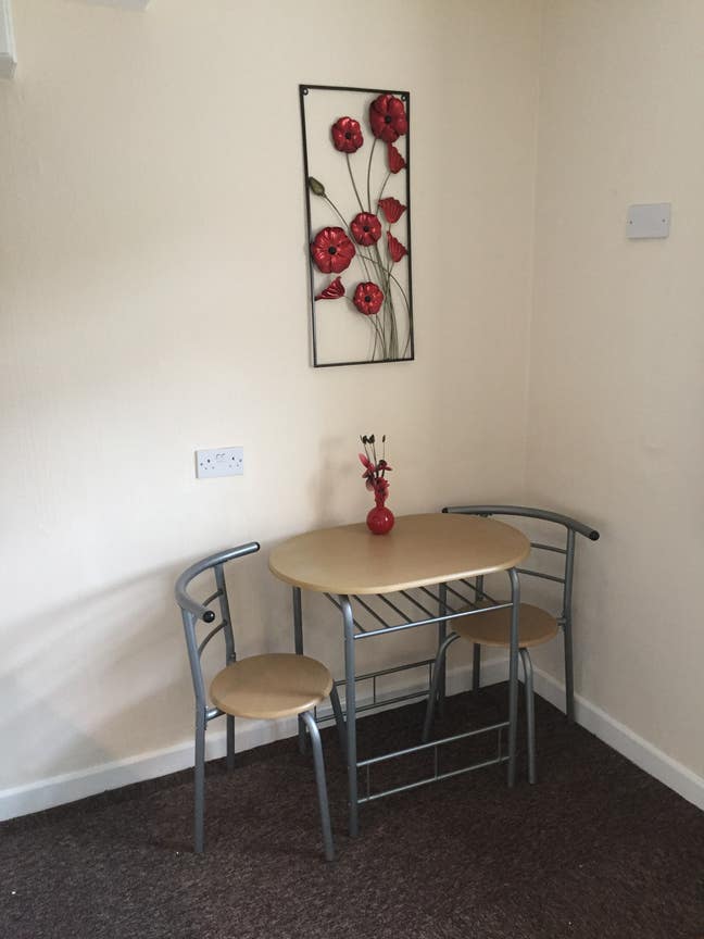 3 Room Flat, Full Kitchen & En Suite All Bills Inc Main Photo