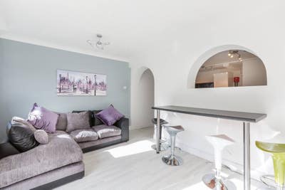 En suite room in friendly house share Main Photo