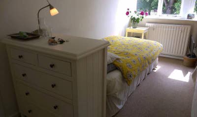 Quiet room in  arty home Main Photo