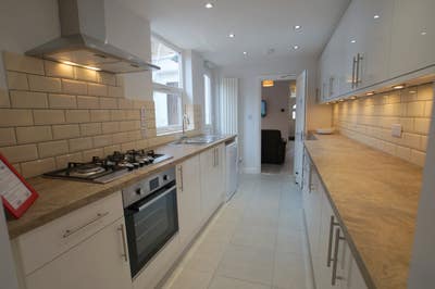 Fabulous Double en suite room available now Main Photo