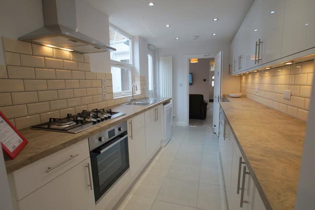 Fabulous Double en suite room available now Main Photo