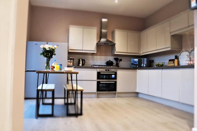 Beautiful Room in Stunning House Main Photo