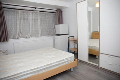 Newly furbished Double Room to Rent Main Photo