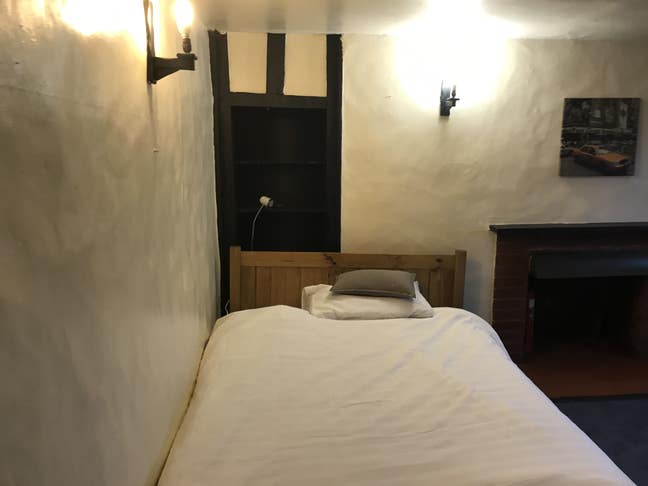 Alls. Bills included , fantastic location . Main Photo