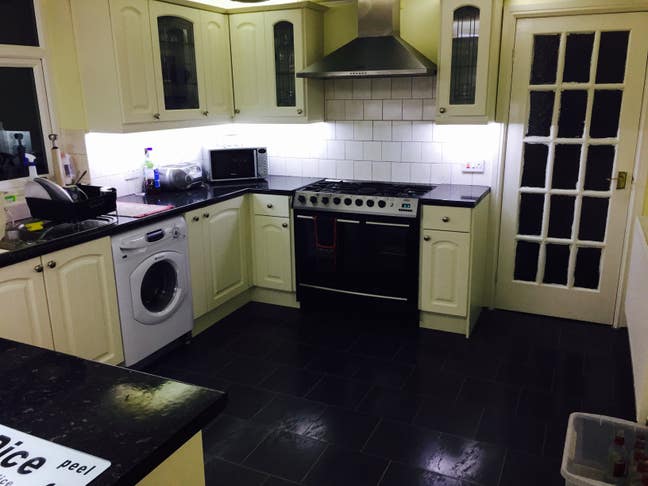 Double Room in Four Bed House Main Photo