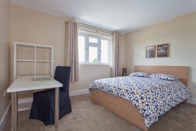 Super large room with great work space Main Photo