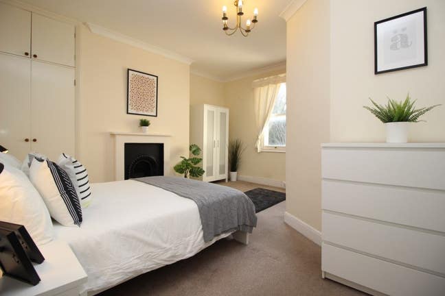 * Sml Double Room * Town Location * Cleaner * Main Photo