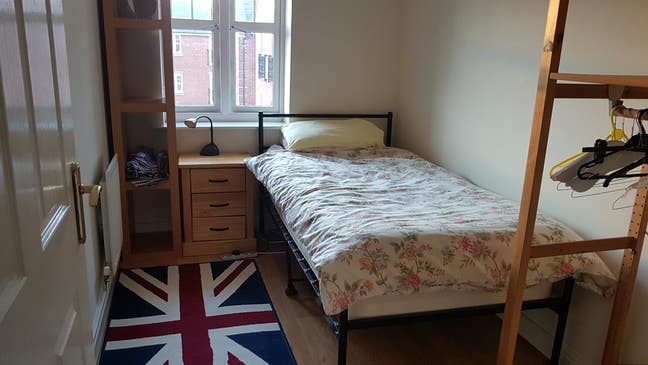 Bright, single room with private bathroom  Main Photo