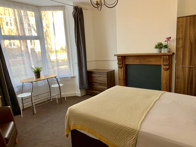 Westfield Rd -Town centre- good size room Main Photo