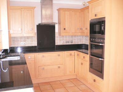 ONE double bedroom in Newly decorated House Main Photo