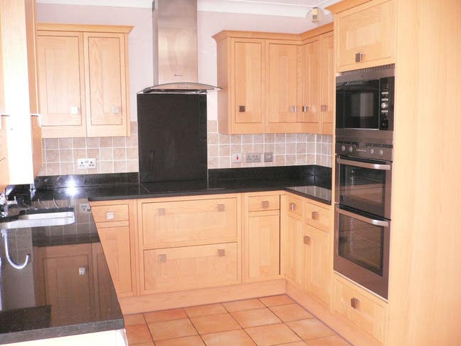 ONE double bedroom in Newly decorated House Main Photo