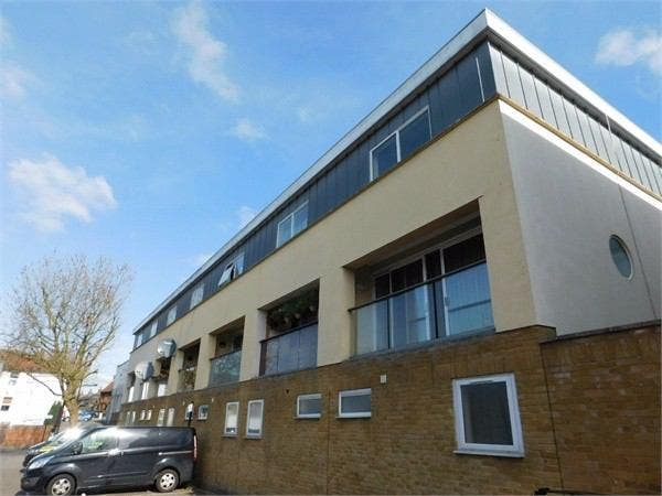 Large Double Rooms in Hanwell W7 Main Photo