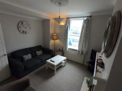  Bright dbl room, 4 min walk to E Croydon stn Main Photo