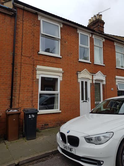  House in Seymour Road 5 mins walk from station Main Photo