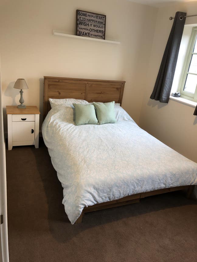 Double bedroom available  Main Photo