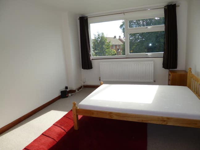 King size room, double room & garage- Ifield Green Main Photo