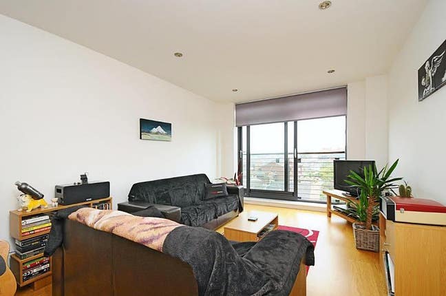 Large Room with private bathroom in a modern flat Main Photo