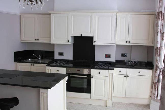 3 friends  3 Bed Flat Zone2 Camberwell  3rd May  Main Photo