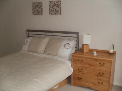 Double room to let in house close to all amenities Main Photo