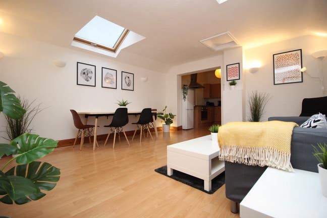 * Bath Road * Large Double Rooms * Great Location  Main Photo